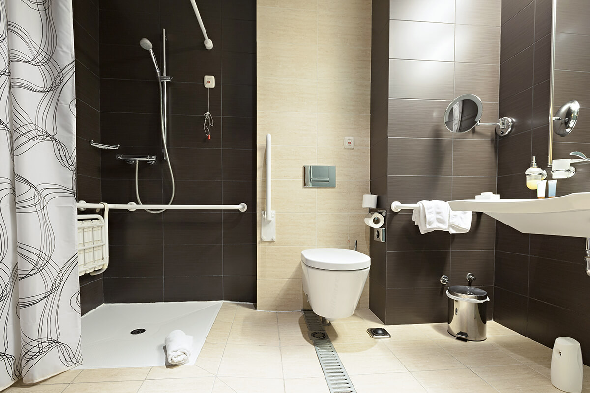 Salle de bain aménagée pour handicap